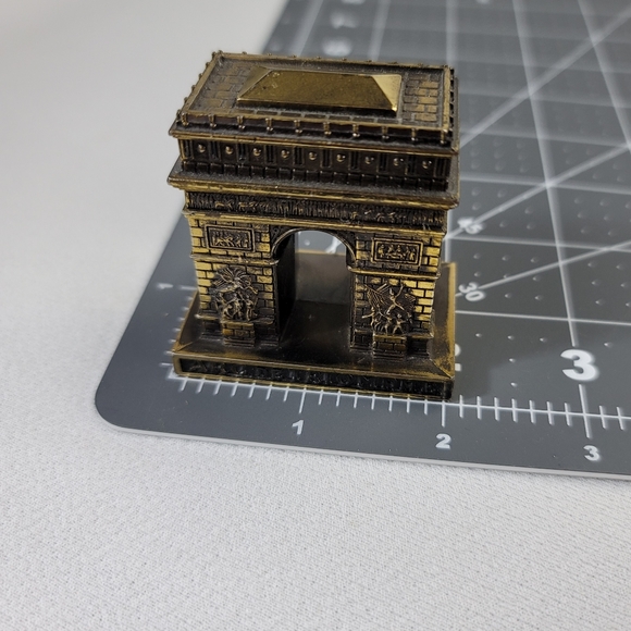 Arc De Triomphe Paris France Souvenir Metal Paperweight - Picture 8 of 12